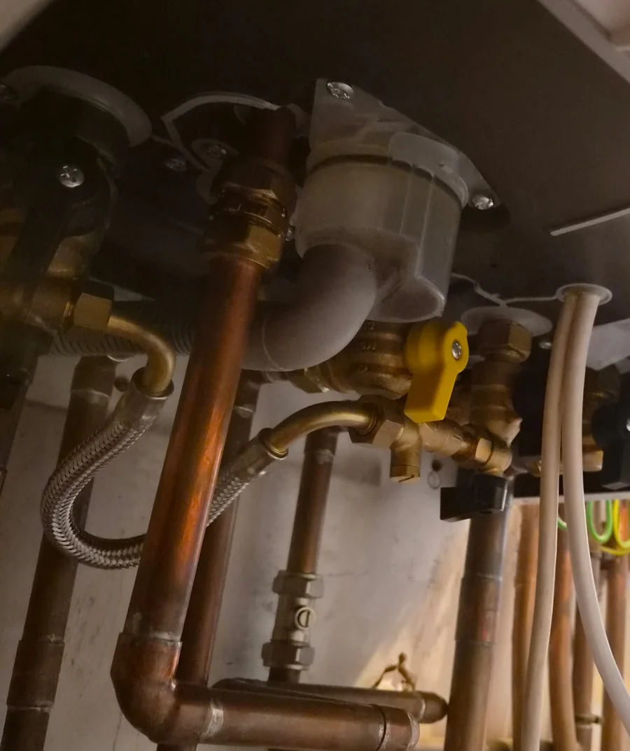 Braided stainless steel filling loop under a combi boiler